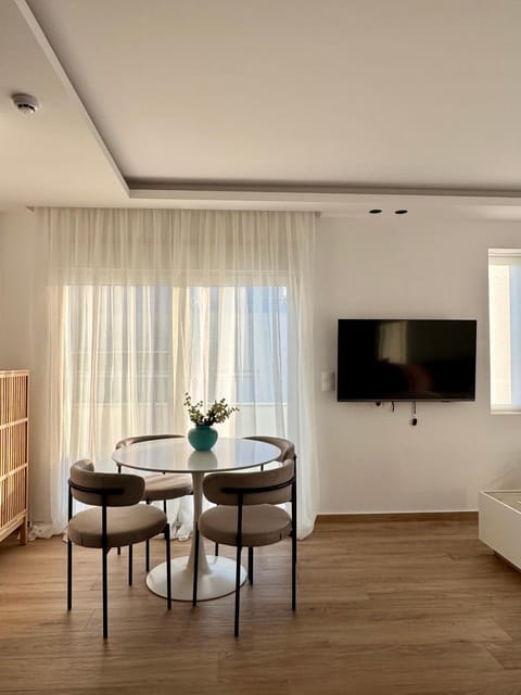 TV and multimedia, Living room, Photo of the whole room, Seating area, Dining area