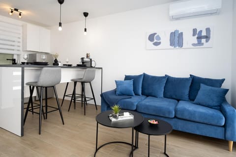 TV and multimedia, Kitchen or kitchenette, Living room, Dining area, air conditioner