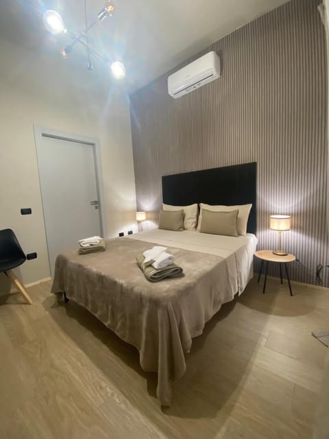 Bed, Photo of the whole room, towels, air conditioner