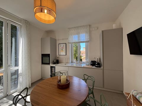 Kitchen or kitchenette, Dining area