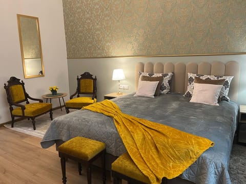 Photo of the whole room, Seating area, Bedroom