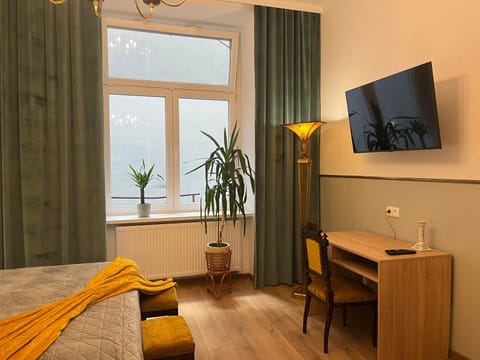 TV and multimedia, Photo of the whole room, Bedroom