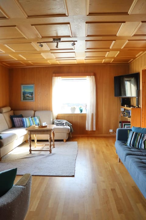 Communal lounge/ TV room, TV and multimedia, Living room, Photo of the whole room, Seating area