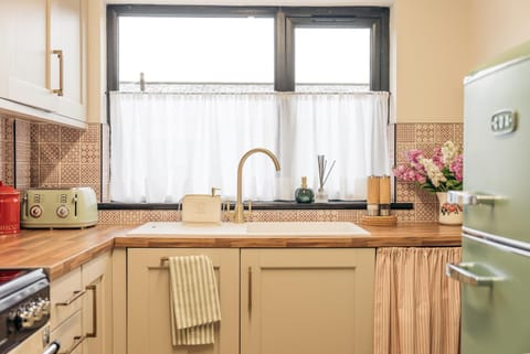 Kitchen or kitchenette, dishwasher, oven