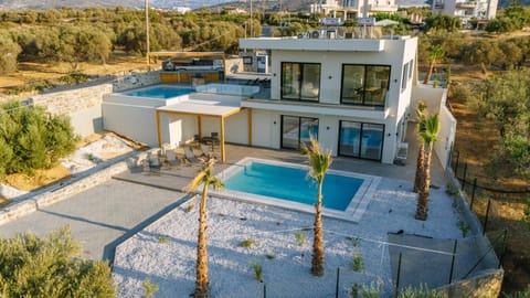 Property building, Day, Natural landscape, Bird's eye view, Pool view, Swimming pool, sunbed