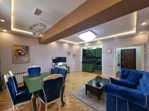 TV and multimedia, Kitchen or kitchenette, Living room, Seating area, Dining area