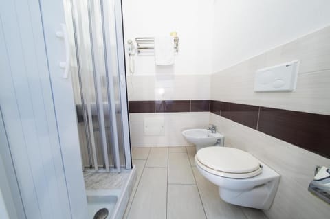 Shower, Toilet, Bathroom, bidet, towels