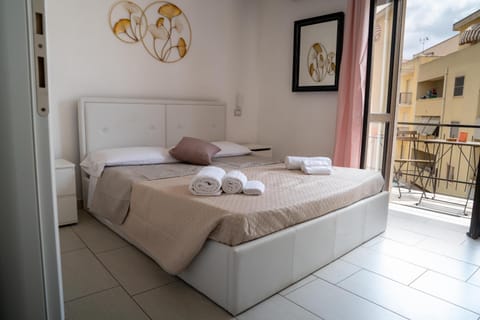 Bed, Photo of the whole room, Bedroom, towels