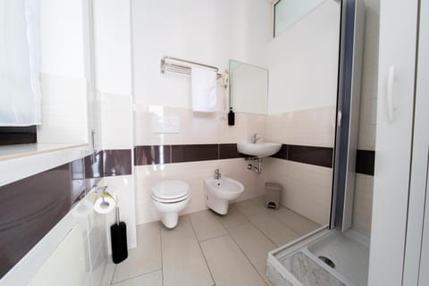 Shower, Toilet, Bathroom, bidet, towels