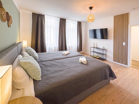Bed, TV and multimedia, Living room, Photo of the whole room, Evening entertainment, Bedroom