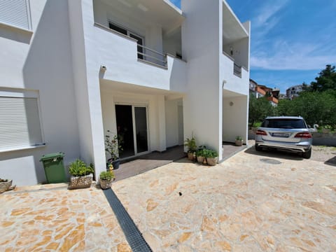 Property building, Neighbourhood, Parking