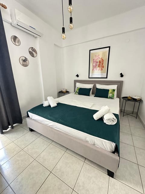 Bed, Photo of the whole room, Bedroom, internet, towels, air conditioner
