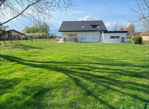 Villa piscine vue Lac 4 chambres Villa in Haute-Savoie