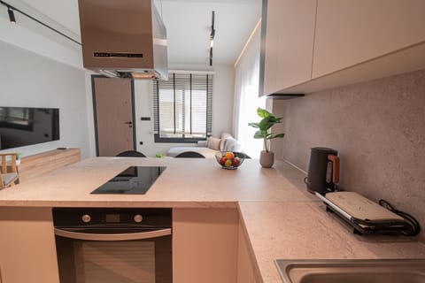 TV and multimedia, Kitchen or kitchenette, oven, stove