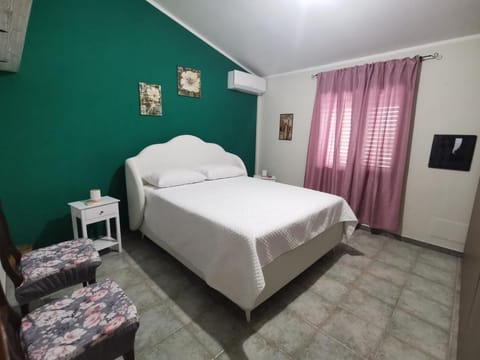 Bed, Photo of the whole room, Bedroom, air conditioner
