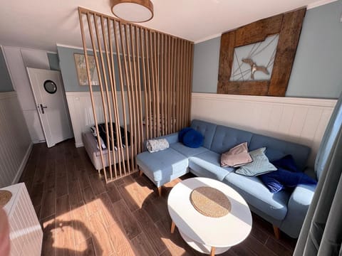 Photo of the whole room, Seating area