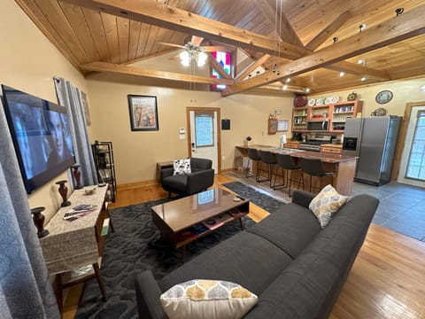 Communal lounge/ TV room, TV and multimedia, Kitchen or kitchenette, Living room, Seating area, Dining area, Evening entertainment