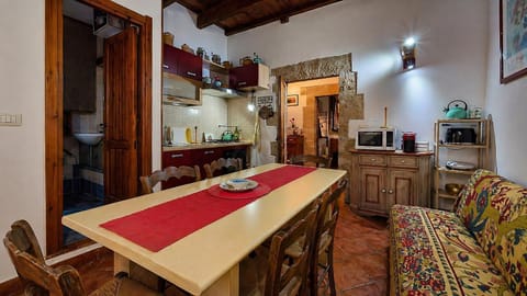 Kitchen or kitchenette, Dining area, stove
