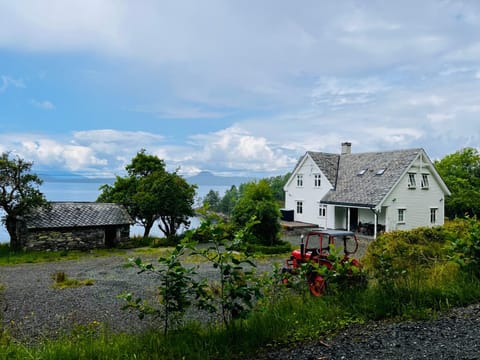 Property building, Day, Natural landscape, Garden, Garden view, Sea view