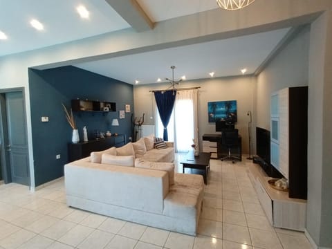 Communal lounge/ TV room, TV and multimedia, Living room, Seating area, Evening entertainment