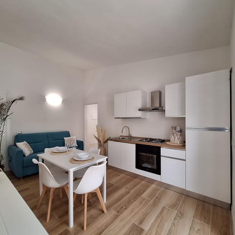 Kitchen or kitchenette, Seating area, Dining area, oven, stove