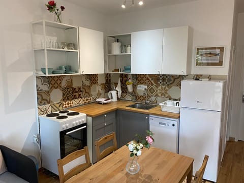 Coffee/tea facilities, Kitchen or kitchenette, Dining area, dishwasher, oven, stove, toaster