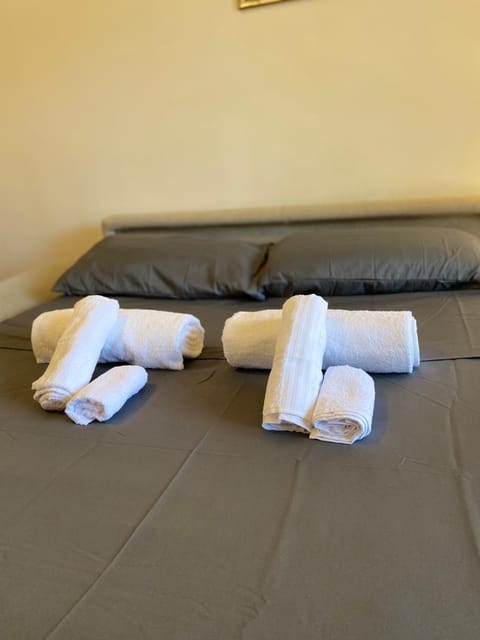 Bed, towels