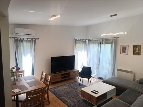 Sarajevo Hills-POOL&JACUZZI private garden Home-Near Old Town Apartment in Sarajevo