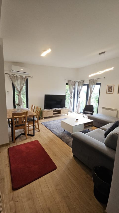 Sarajevo Hills-POOL&JACUZZI private garden Home-Near Old Town Apartment in Sarajevo