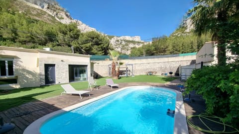Property building, Patio, Day, Mountain view, Pool view, Swimming pool, sunbed