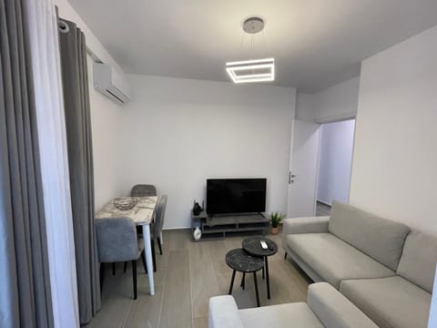 Communal lounge/ TV room, TV and multimedia, Living room, Seating area, Dining area, air conditioner