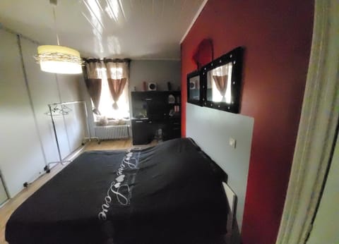 Bed, TV and multimedia, Photo of the whole room, Bedroom, wardrobe