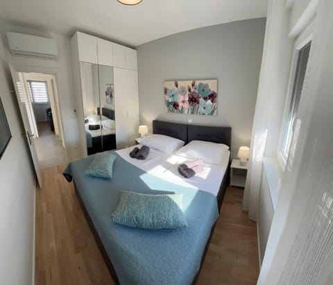 Bed, Bedroom, wardrobe, air conditioner