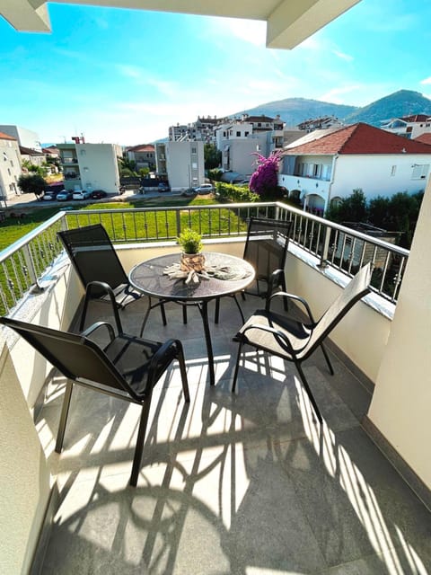 Natural landscape, View (from property/room), Balcony/Terrace, Seating area, Dining area