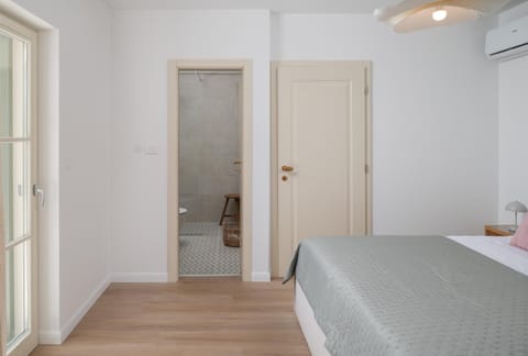 Bed, Bedroom, air conditioner