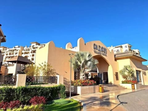 Property building, Restaurant/places to eat, Day