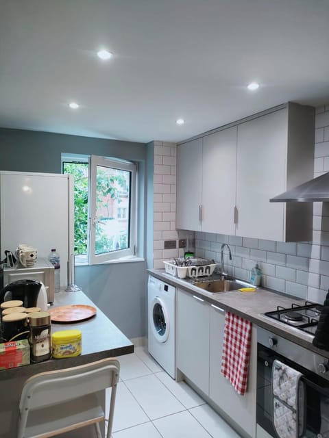 Kitchen or kitchenette, Dining area, toaster, washing machine