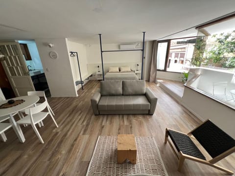 Communal lounge/ TV room, Bed, TV and multimedia, Living room, Photo of the whole room, Seating area, Evening entertainment, Bedroom