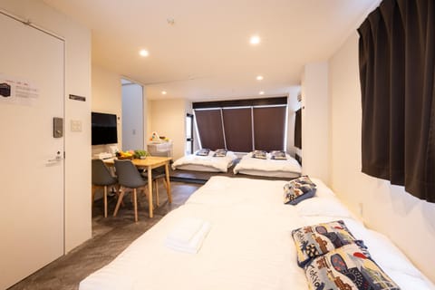 Bed, TV and multimedia, Photo of the whole room, Bedroom, towels