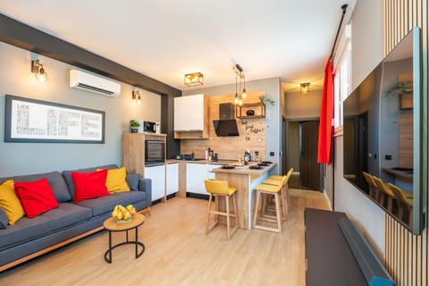 TV and multimedia, Kitchen or kitchenette, Living room, Seating area, oven, stove