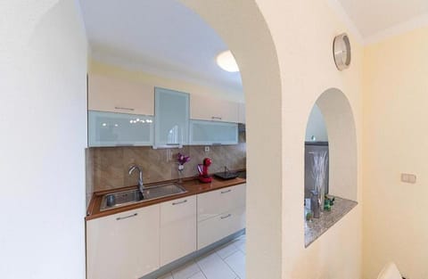 Kitchen or kitchenette, minibar, stove