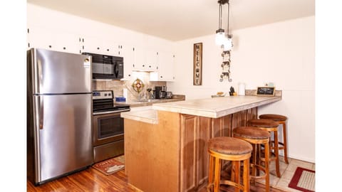 Ski View 09 Southern Comfort - On Main Street - WiFi - Cable - Fireplace - Trailer Parking In Back - Patio with Gas Grill Apartment in Red River