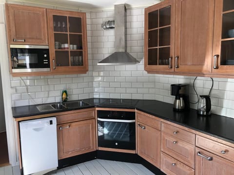 Coffee/tea facilities, Kitchen or kitchenette, dishwasher, microwave, oven, stove