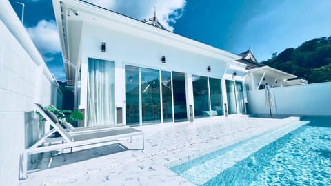 Property building, Patio, Day, Pool view, Swimming pool, sunbed