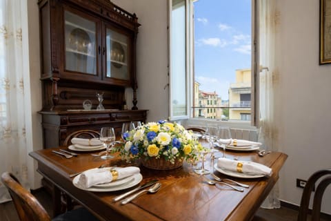 Living room, Food and drinks, Seating area, Dining area, Food