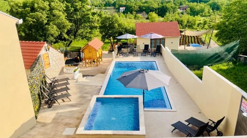 Property building, Patio, Day, Pool view, Swimming pool, sunbed