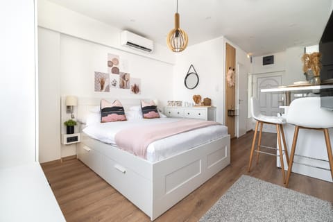 Day, Dining area, Animals, Bedroom, wardrobe