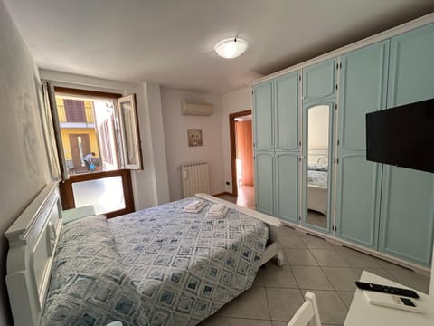 Bed, TV and multimedia, Bedroom, wardrobe, air conditioner