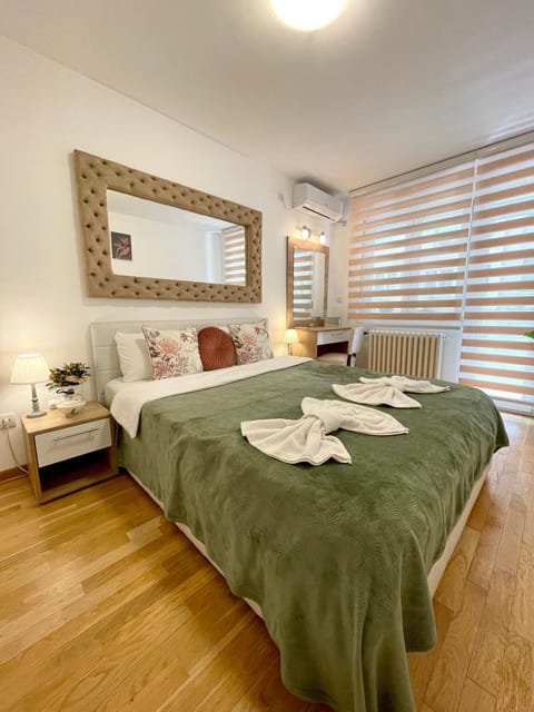 Bed, Bedroom, towels