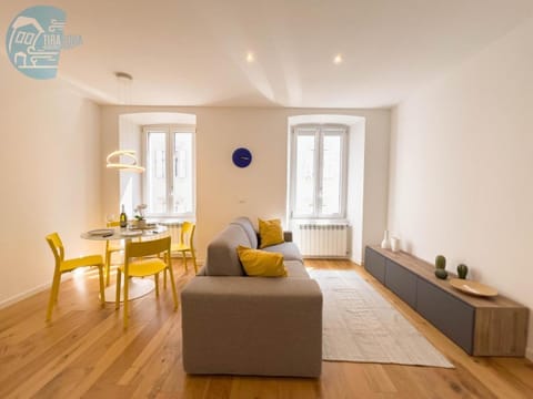 Cassa di Risparmio 11 Tirabora Short Rent Apartment in Trieste